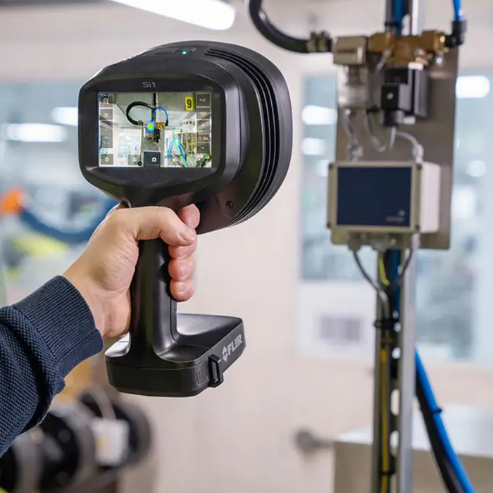 Teledyne FLIR Si1 LD no wi fi industrial acoustic camera person using camera upward angle.