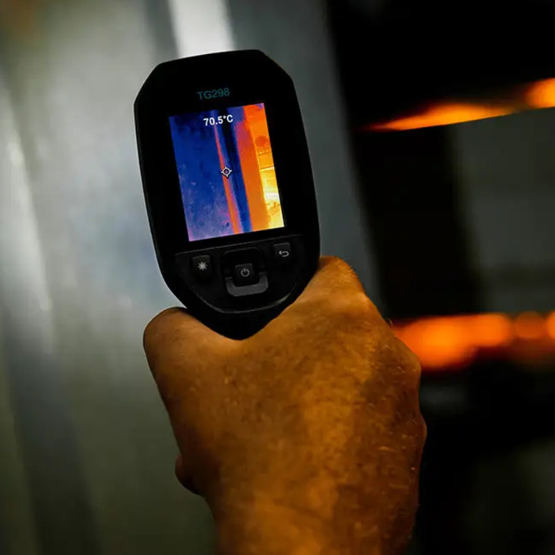 Teledyne Flir A70 Rd Kit 29 in use handheld view thermal scan.