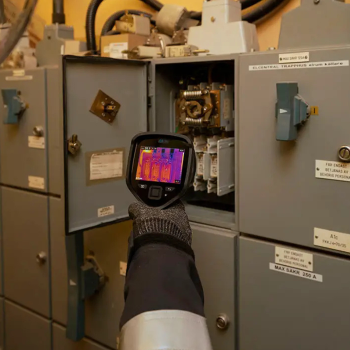 Teledyne Flir T560 detachable lens close up black body.