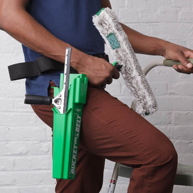 Unger Classic Bucket on a Belt, worker carrying a washer in the belt bucket
