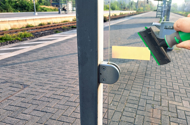 Unger ErgoTec Plastic Blade, scraping a glass door with a plastic blade