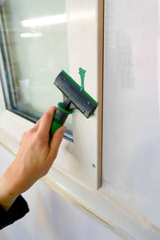 Unger ErgoTec Plastic Blade, scraping a window with a plastic blade