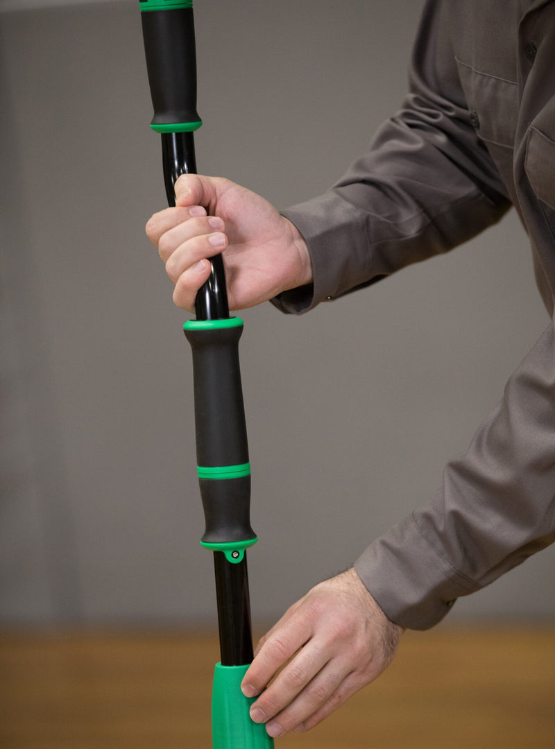 Unger Excella Starter Kit 18", pressing the actuator on the pole