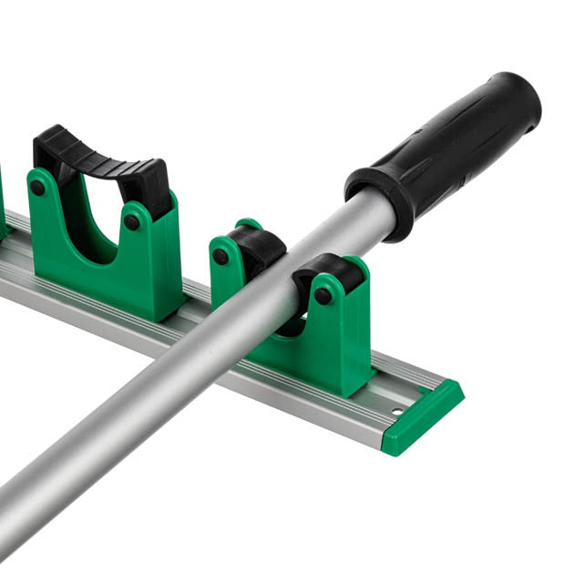 Unger Hang Ups 28"/70cm, pole clipped into the rack
