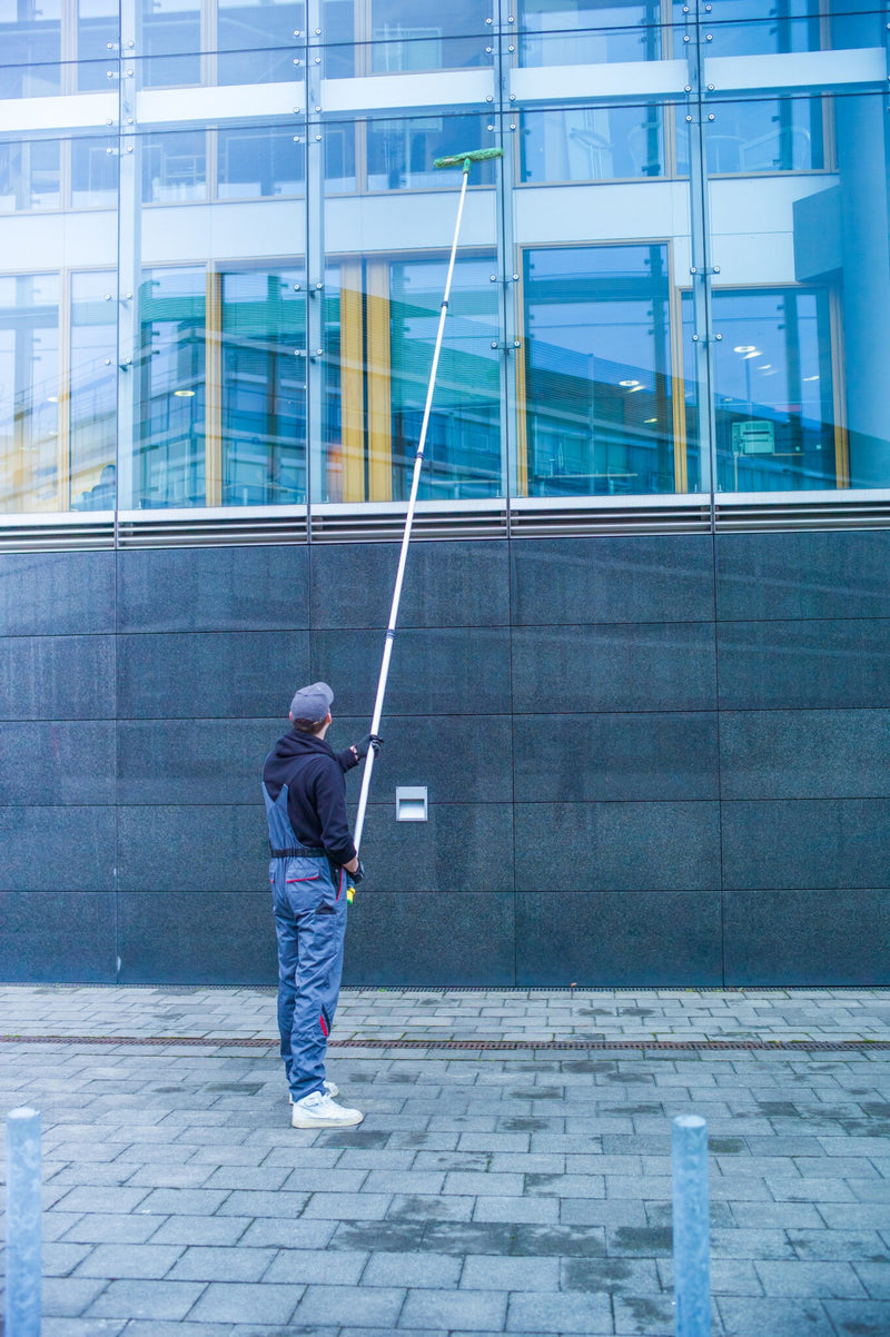 Unger HiFlo nLite ALU Poles, cleaning a high facade