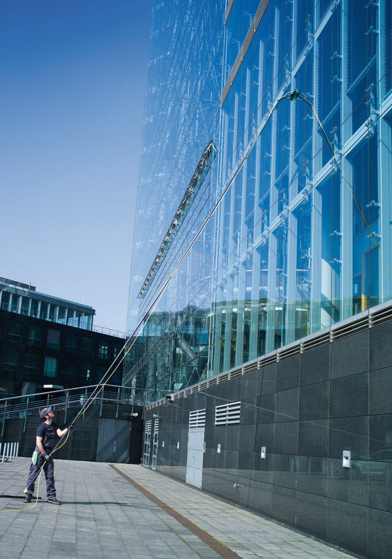 Unger HiFlo nLite HiMod Carbon Poles, cleaning an office facade