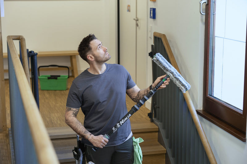 Unger Ninja Carbon Telescopic Pole, cleaning a stairwell window