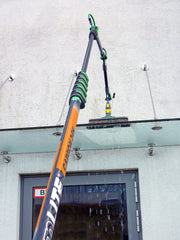 Unger nLITE Hybrid Brush Complete, hybrid brush on a water-fed pole at a shop front