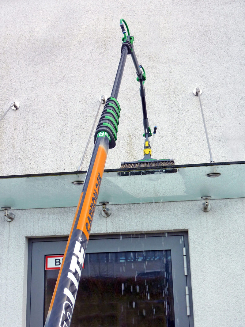 Unger nLITE Hybrid Brush Complete, hybrid brush on a water-fed pole at a shop front