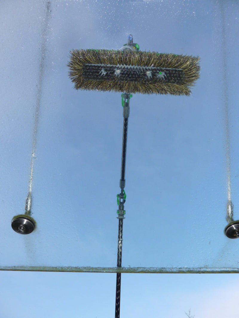Unger nLITE Hybrid Brush Complete, brush on a pole cleaning high glass
