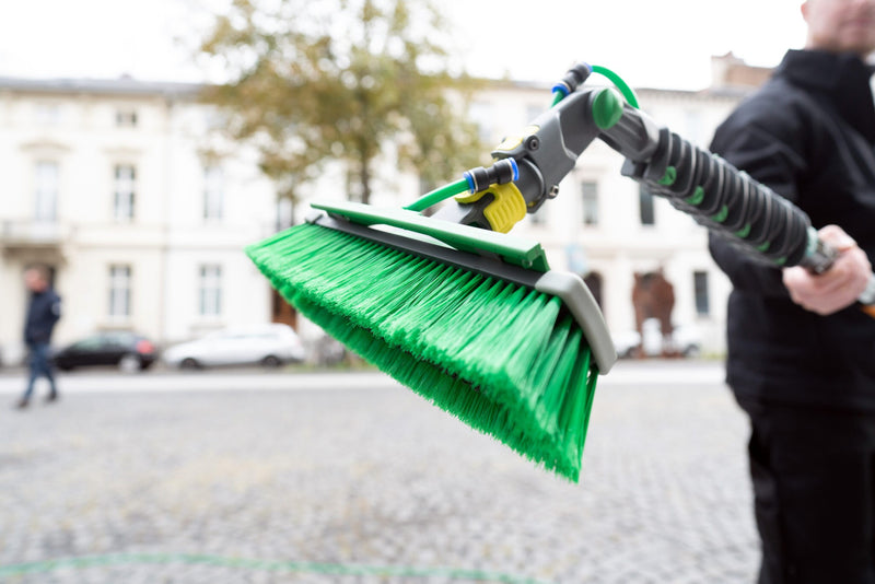 Unger nLITE Power Brush Complete, flagged 11"/28cm, brush on a pole washing glass
