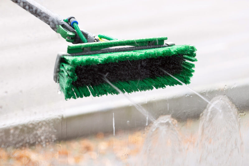 Unger nLITE Power Brush Complete, flagged 11"/28cm, water flowing through the brush bristles