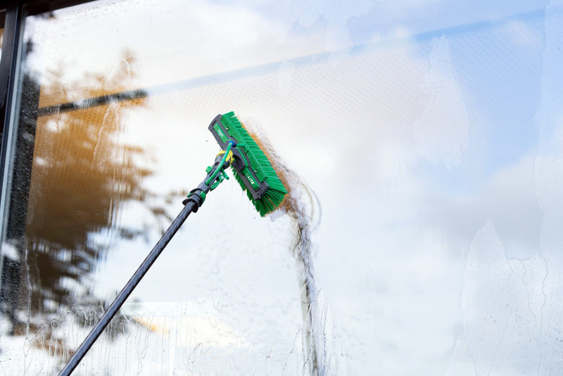 Unger nLITE Power Brush Complete, flagged 11"/28cm, rinsing a window with the brush