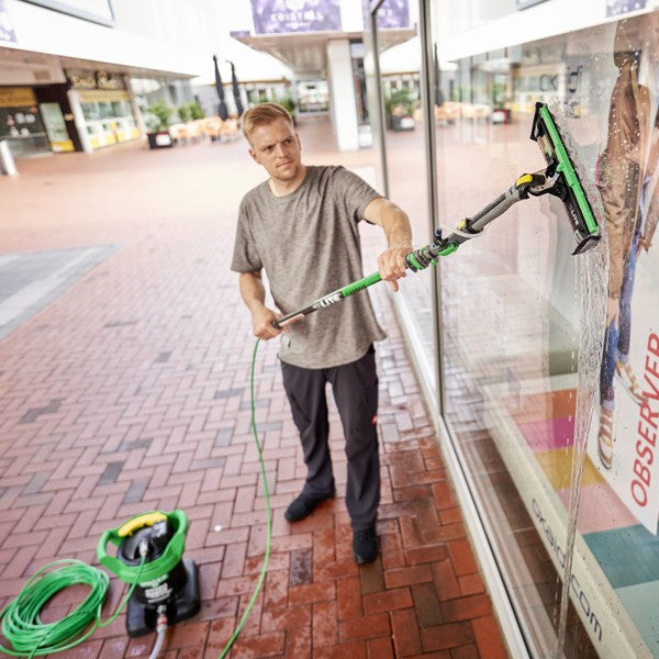 Unger nLITE PowerPad Complete, cleaning a shop window with the PowerPad on a pole