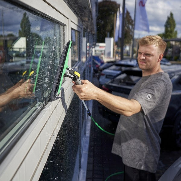 Unger nLITE PowerPad Complete, washing a shop window with the PowerPad