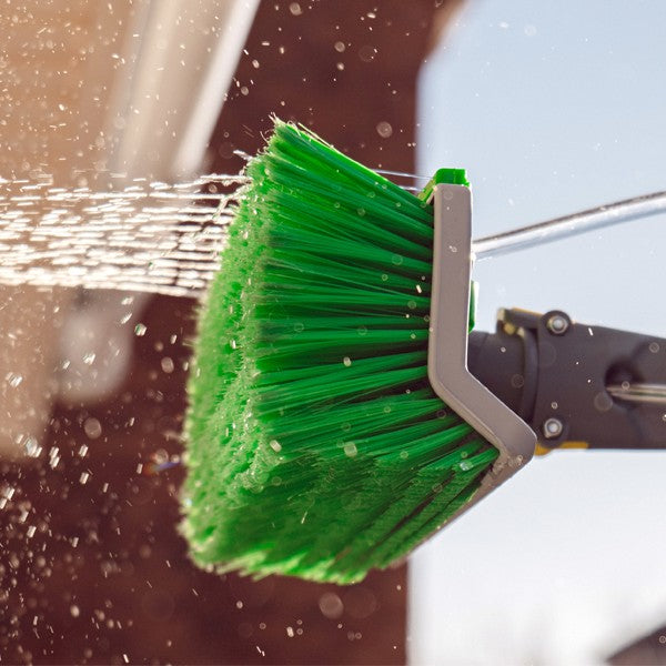Unger nLITE Radius Brush 11"/28cm, rinsing with the water jets