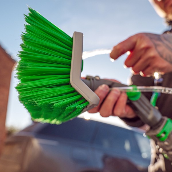 Unger nLITE Radius Brush 11"/28cm, cleaning a vehicle with the brush