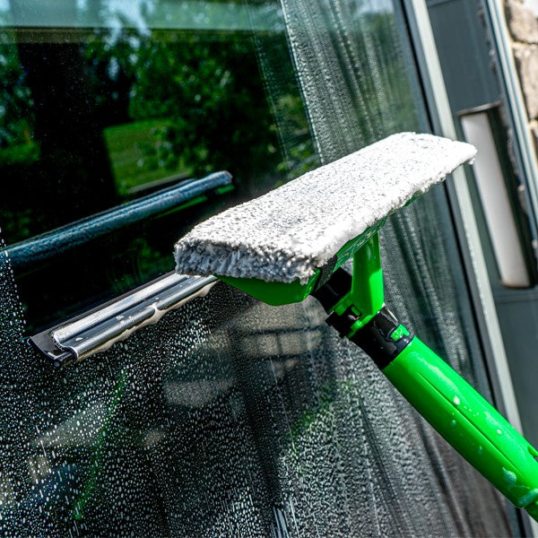 Unger VisaVersa Pro Pad, washing a window